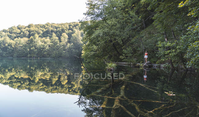 Туристка, идущая по упавшему озеру в национальном парке Плитвицкие озера — стоковое фото
