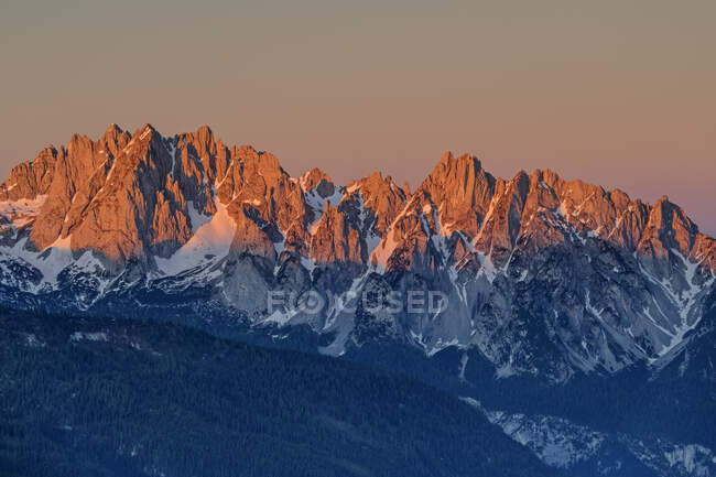 Vista panorámica de la montaña contra el cielo despejado durante el invierno - foto de stock