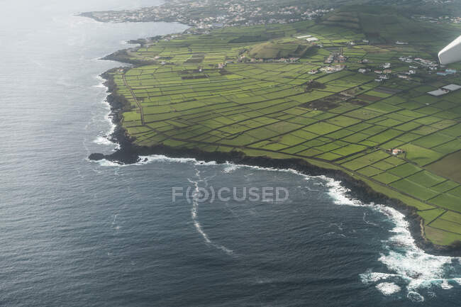 Paysage paysage de l'île au milieu de la mer — Photo de stock