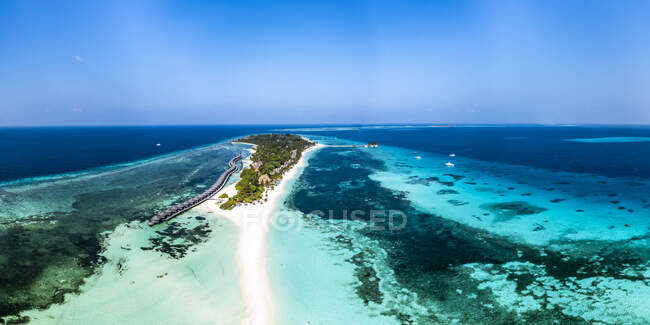Panorama dell'isola di Kuredu in mezzo al mare — Foto stock