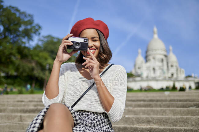 Femmina turista fotografa attraverso la fotocamera a Basilique Du Sacre Coeur, Montmartre a Parigi, Francia — Foto stock