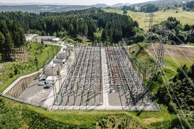 Австрия, Каринтия, Вильнюс, Вид с воздуха на сельскую электроподстанцию летом — стоковое фото