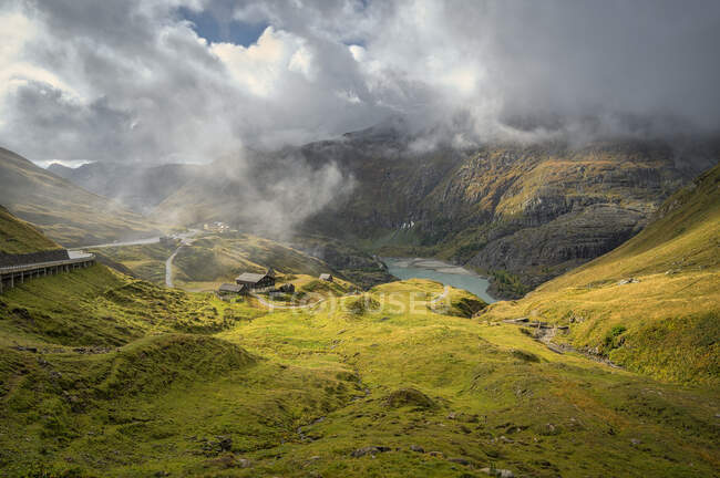 Nuvole basse sulla verde valle e Grossglockner High Alpine Road nel Parco Nazionale degli Alti Tauri — Foto stock