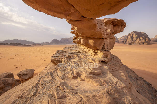 Jordan, Aqaba Governorate, Natural arch in Wadi Rum — стокове фото