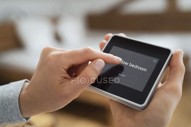 Donna che utilizza il dispositivo domestico intelligente touch screen — Foto stock