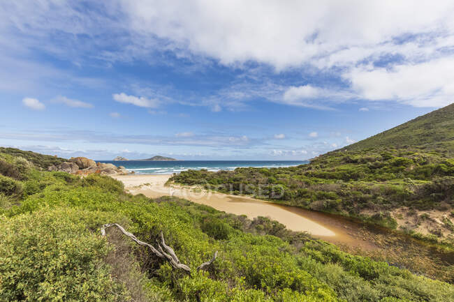 Clouds over coastal beach of Indian Ocean in summer — Stock Photo