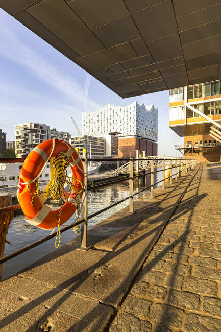 Alemanha, Hamburgo, Vida cinto pendurado no canal corrimão em Am Sandtorkai com Elbphilharmonie em segundo plano — Fotografia de Stock