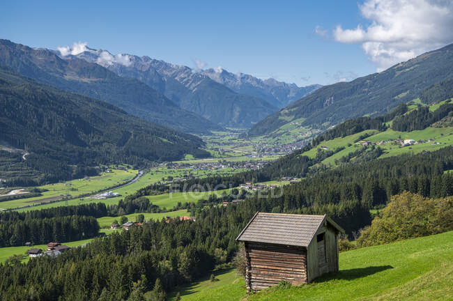 Green mountain valley in summer with shack in foreground — Stock Photo