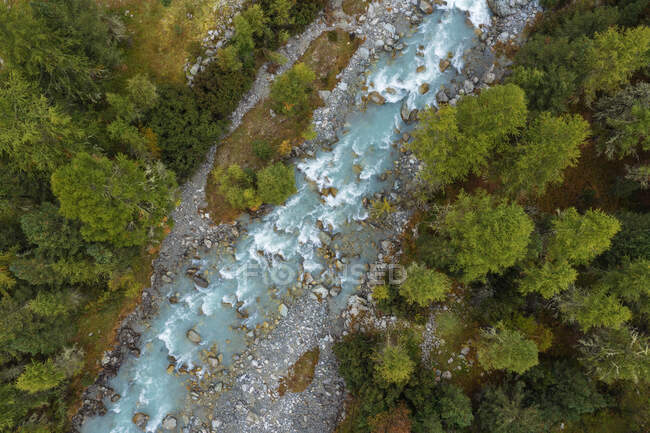 Drohnenblick auf den Fluss Ova da Morteratsch, der durch das Morteratschtal fließt — Stockfoto