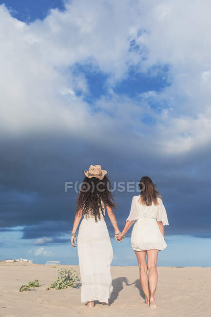 Adolescente avec femme mature marchant sur la plage — Photo de stock
