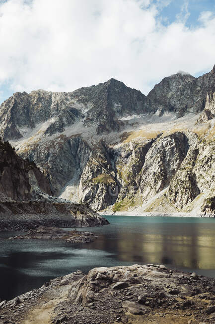 Берег отдаленного альпийского озера — стоковое фото