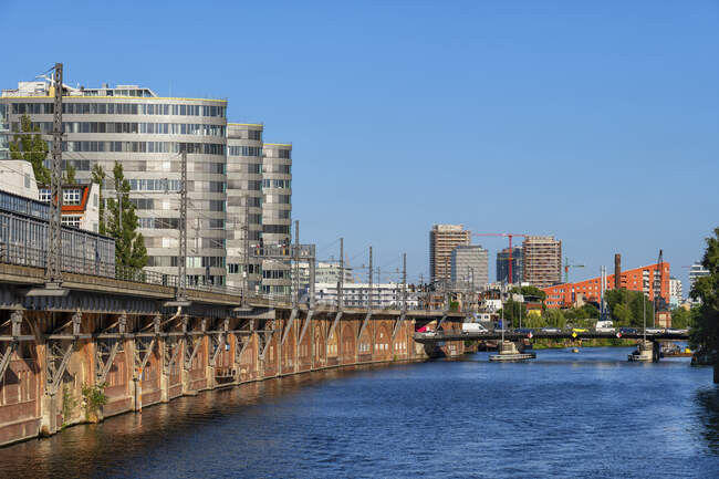 Deutschland, Berlin, Spreekanal mit Michaelbrücke im Hintergrund — Stockfoto