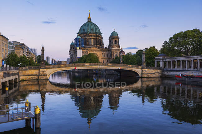 Germania, Berlino, Friedrichs Bridge al tramonto con la Cattedrale di Berlino sullo sfondo — Foto stock