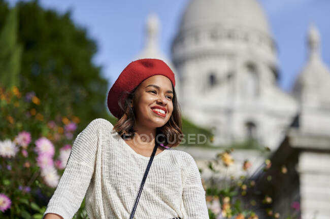 Посмішка серед жінок - туристів з беретом у сонячний день. — стокове фото