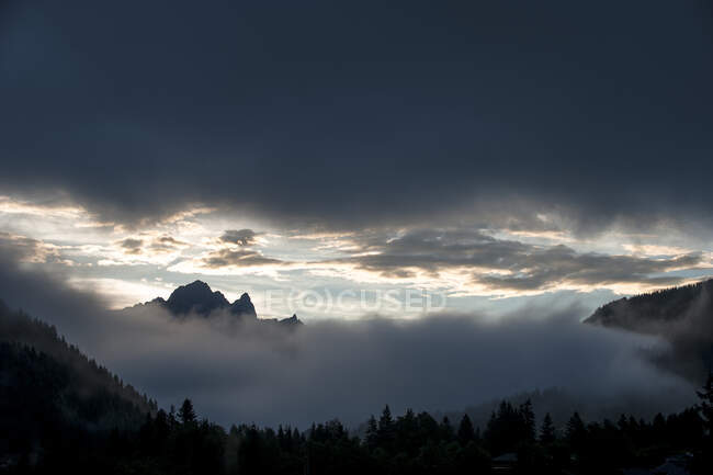 В сумерках над густым туманом в Альпах Эннсталя — стоковое фото