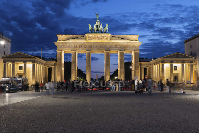 Німеччина, Берлін, люди збираються вночі перед Бранденбурзькими воротами. — стокове фото
