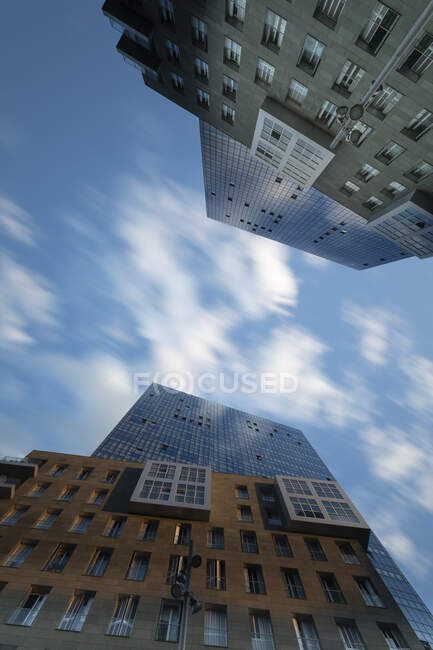 España, Vizcaya, Bilbao, Nubes flotando sobre torres gemelas Isozaki Atea - foto de stock