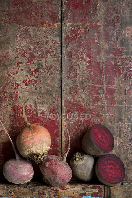 Raw beetroots on weathered wooden surface — Stock Photo