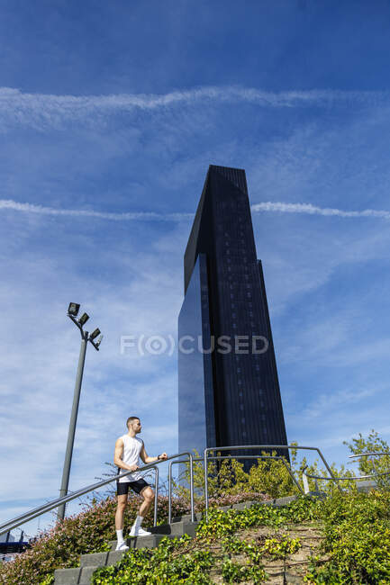 Esportista em pé em degraus na cidade — Fotografia de Stock