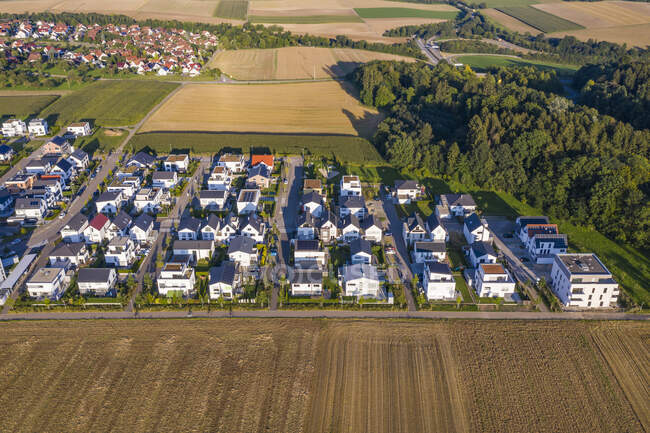 Alemania, Baden-Wurttemberg, Ulm, Vista aérea del suburbio rural del distrito de Lehr - foto de stock