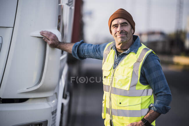 Conducente maschio sorridente in piedi da camion — Foto stock
