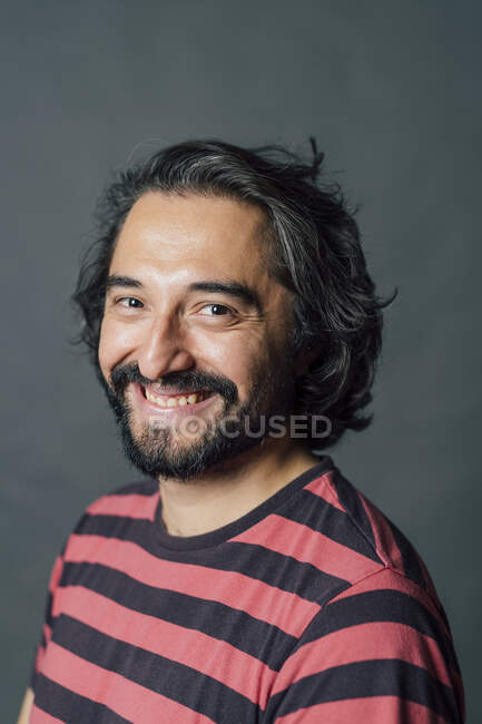 Sorrindo homem adulto médio no estúdio — Fotografia de Stock