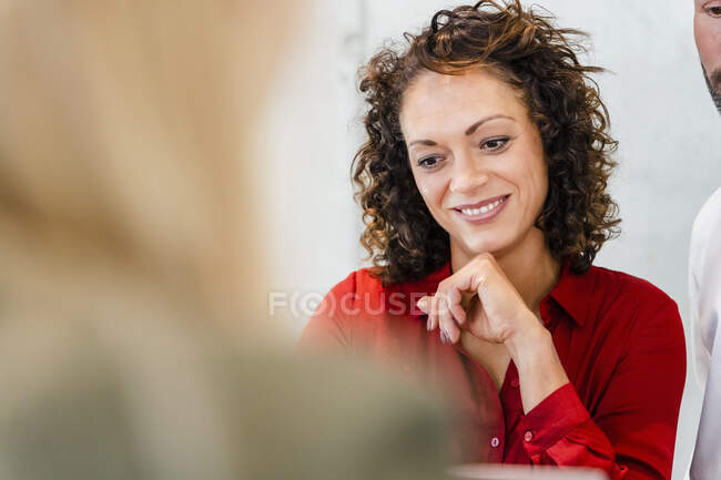 Lächelnde Geschäftsfrau mit Kollegen in Besprechung — Stockfoto