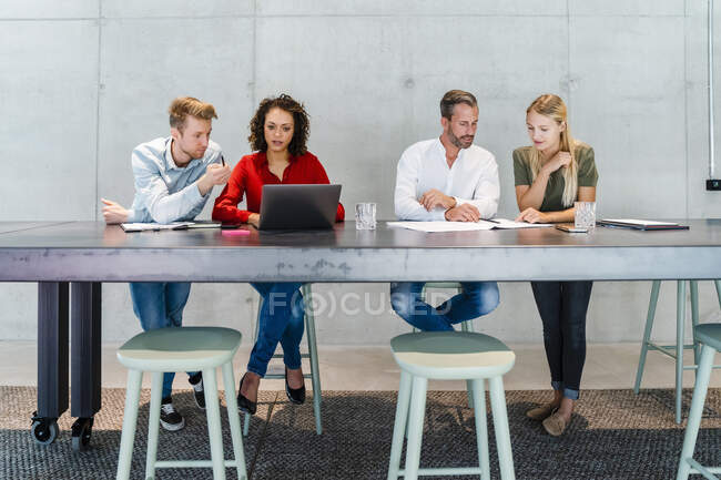 Equipe di colleghi che lavorano al tavolo delle conferenze — Foto stock