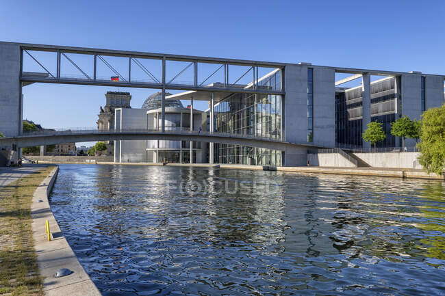 Germany, Berlin, River Spree canal with Paul-Lobe-Haus in background — Stock Photo