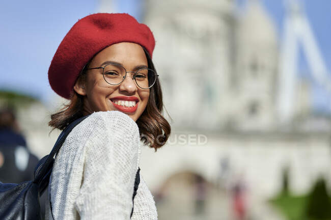 Посміхаючись, молода жінка - туристка у береті. — стокове фото