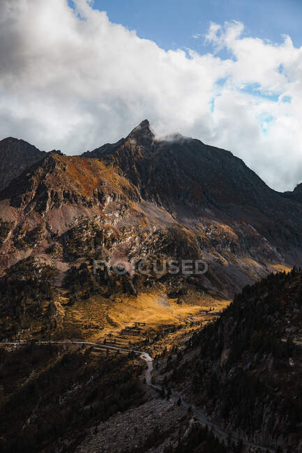 Облака над горной долиной в осенние сумерки — стоковое фото