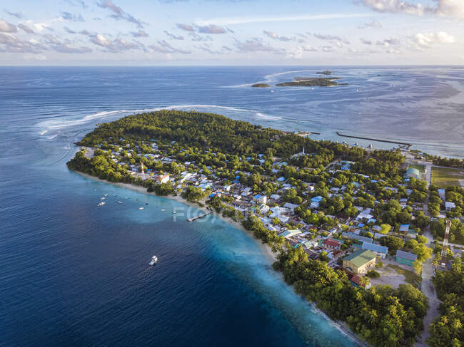 Maldivas, Atol Meemu, Mulah, Vista aérea da ilha habitada no Oceano Índico — Fotografia de Stock