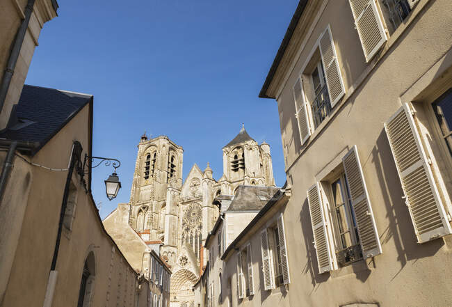 Francia, Cher, Bourges, Casas frente a la Catedral de Bourges - foto de stock