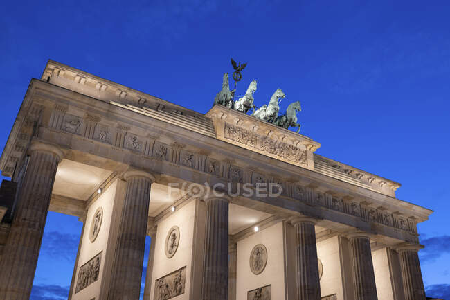 Німеччина, Берлін, Бранденбурзькі ворота в сутінках — стокове фото