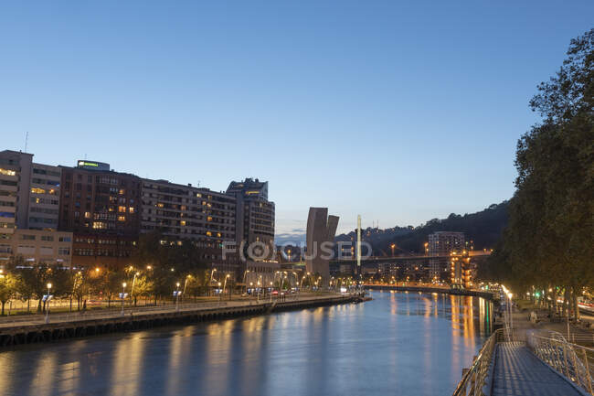 España, Vizcaya, Bilbao, Larga exposición del canal del Nervión al atardecer - foto de stock