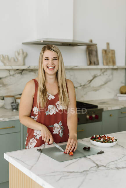 Felice femminile taglio professionale fragola in cucina — Foto stock