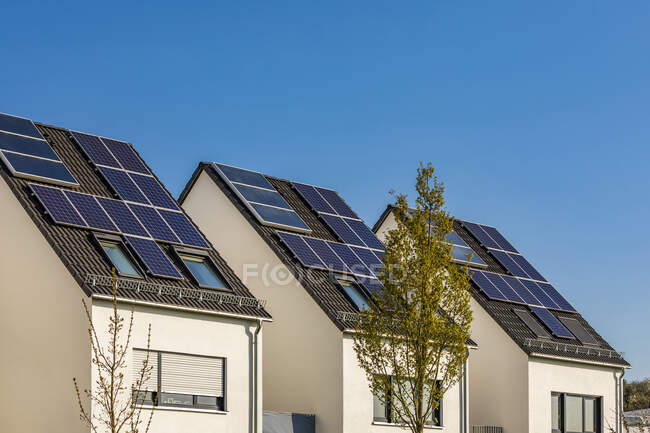 Німеччина, Баден-Вурттемберг, Вайблінген, район сучасних енергоефективних приміських будинків. — стокове фото