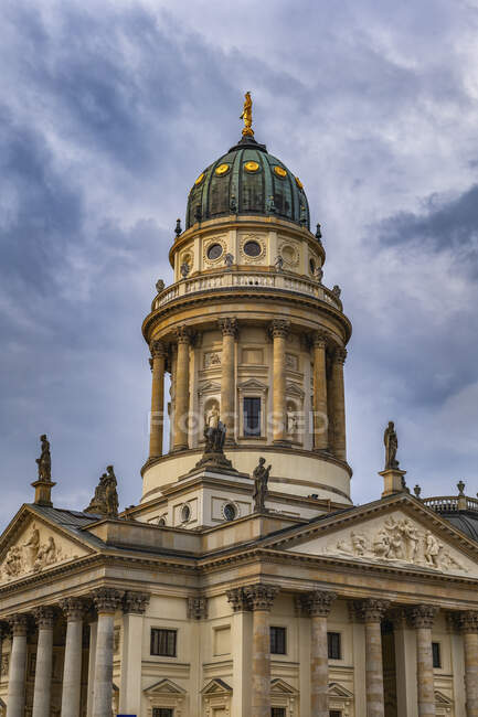 Alemania, Berlín, Neue Kirche de pie contra el cielo nublado - foto de stock