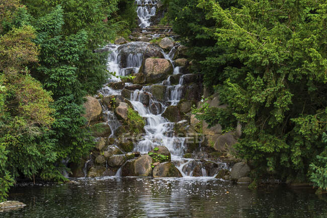 Allemagne, Berlin, Petite cascade à Viktoriapark — Photo de stock