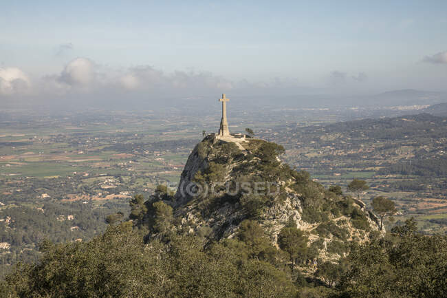 Испания, Балеарские острова, Felanitx, Creu des Picot cross on Puig de Mila — стоковое фото