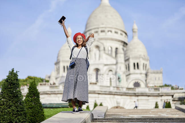 Donna con cellulare in mano a Basilique Du Sacre Coeur, Montmartre a Parigi, Francia — Foto stock