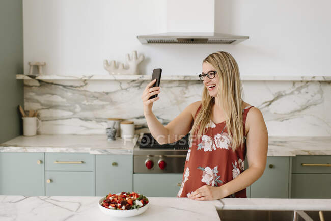 Nutricionista feliz do sexo feminino compartilhando experiência através de videochamada em casa — Fotografia de Stock