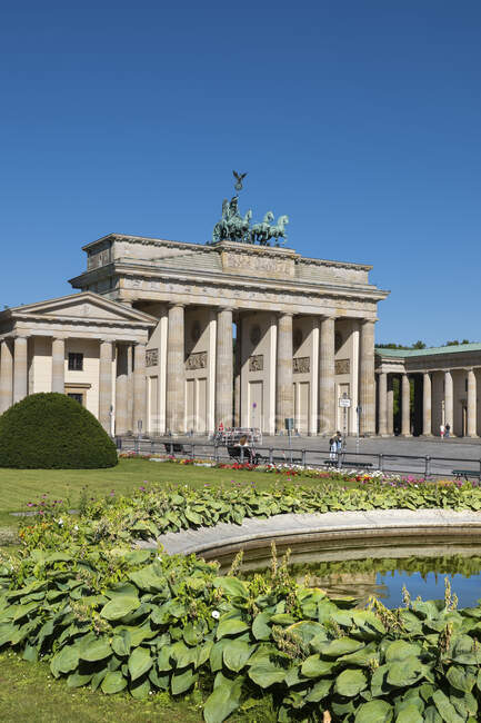 Alemania, Berlín, Cielo despejado sobre la Puerta de Brandeburgo - foto de stock