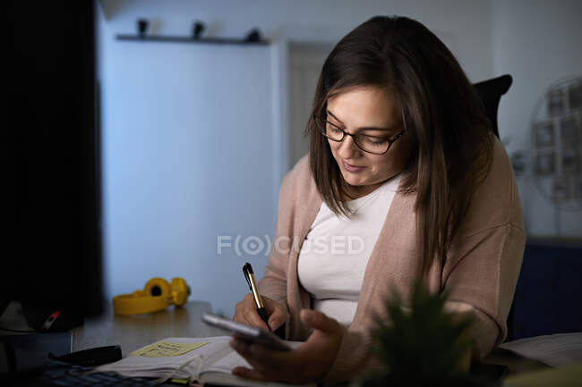 Femme d'affaires avec des documents assis au bureau à la maison — Photo de stock