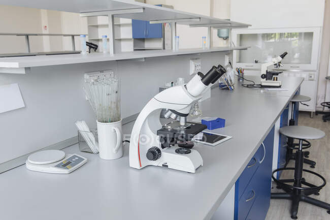 Microscope avec équipement médical au bureau — Photo de stock