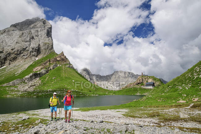 Turistas de senderismo en el lago Wolayer, Carintia, Austria - foto de stock