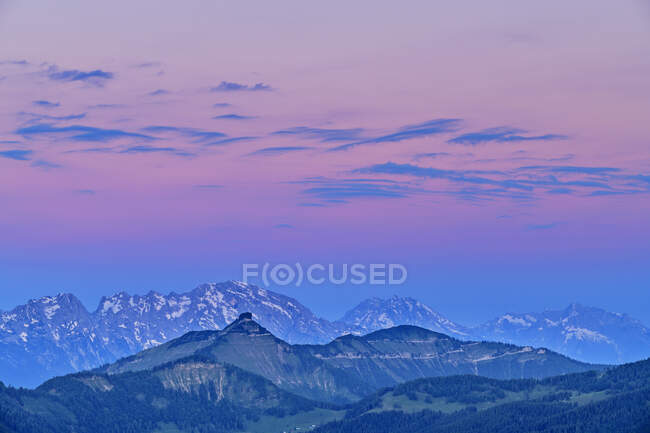 Montagne sotto il cielo drammatico al tramonto, Salisburgo, Austria — Foto stock