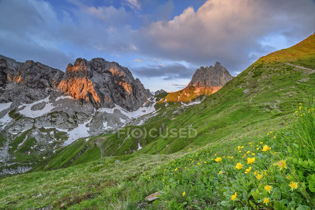 Сонячне світло на горах в Карнійських Альпах, Каринтія, Австрія — стокове фото