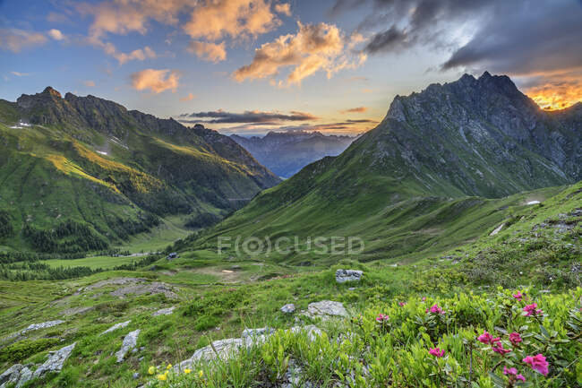 Berge unter dramatischem Himmel am Morgen, Kärnten, Österreich — Stockfoto