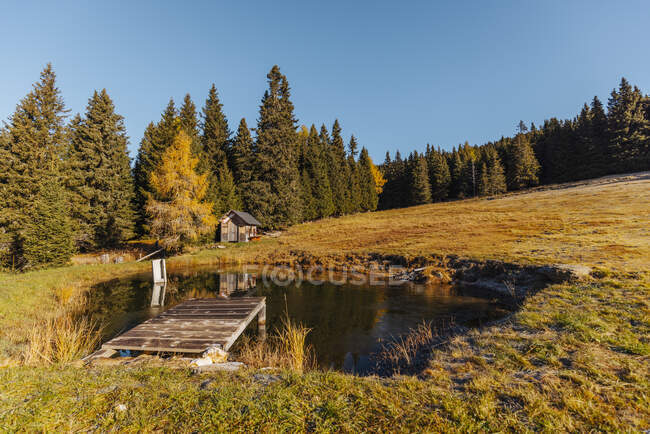 Petit étang à Lachtal en automne — Photo de stock